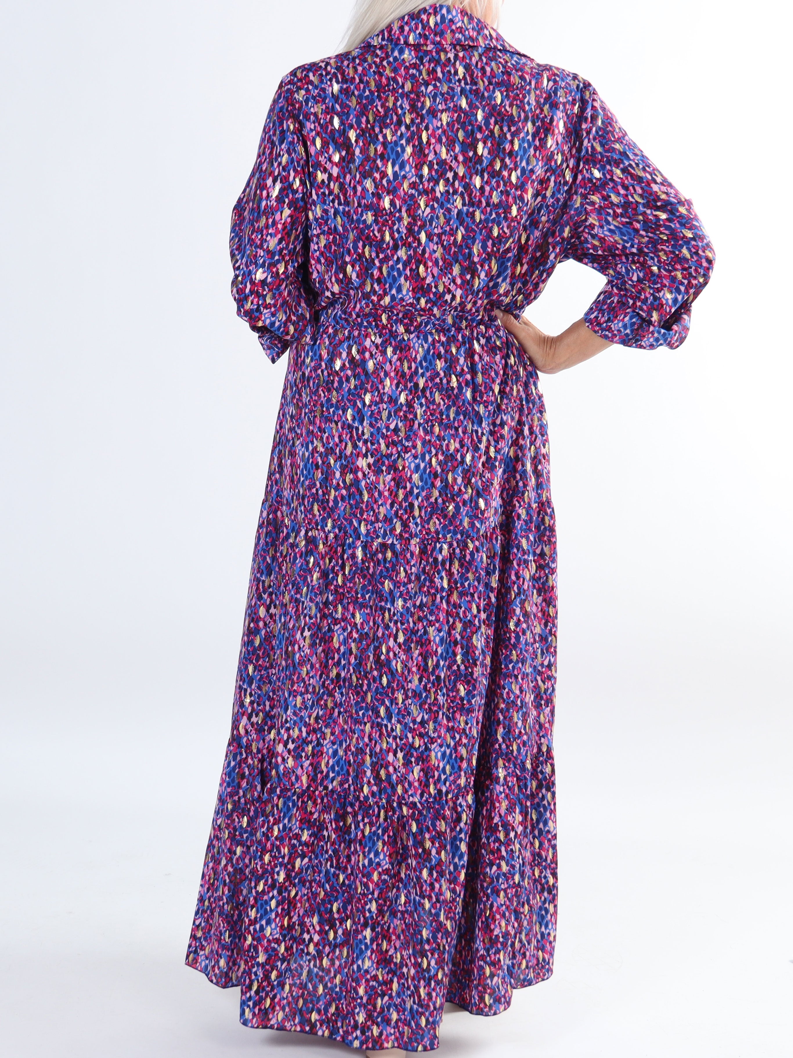 Jamilah - Plus size klänning i lager på lager look med gulddetaljer